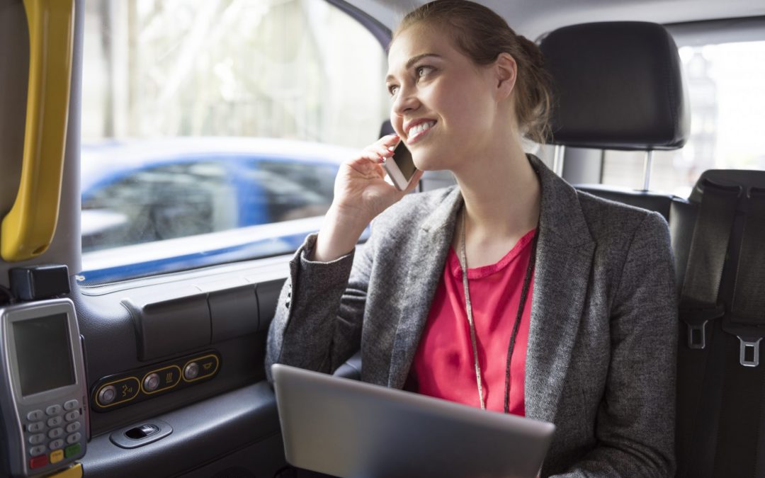 How Do Airport Transfer Drivers Manage Delays & Flight Changes