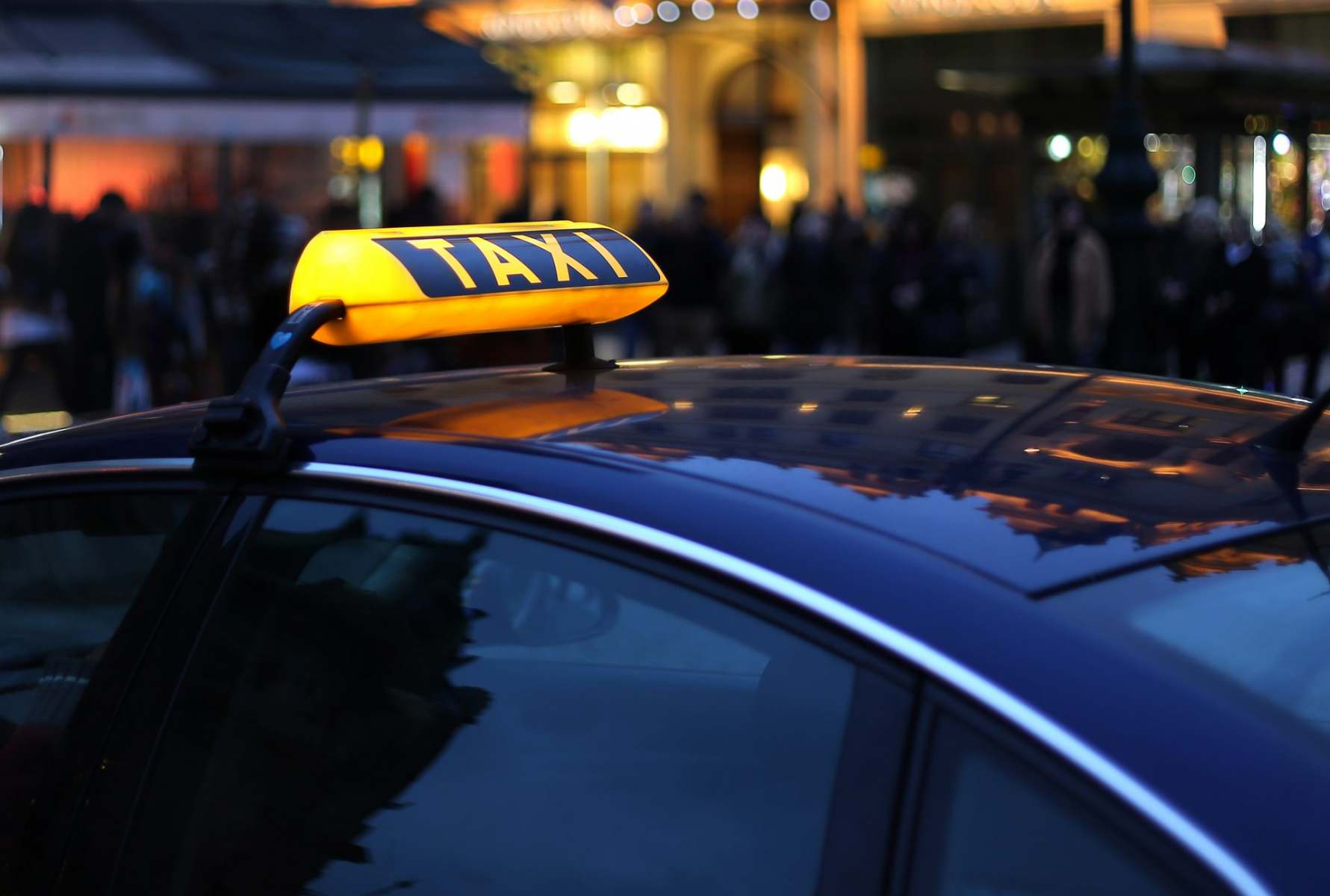 taxi-sign-at-night-U4P4UBJ